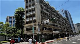 「中泰花園住宅大廈」位於慶城街、長春路口，目前被號稱為北市最有價值的都更案，交通與地理位置相當便利。（圖／記者簡浩正攝影）