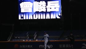 ▲富邦悍將守護神曾峻岳在燈光秀中霸氣登場。（圖／富邦悍將提供） 