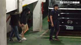 國安會秘書長吳釗燮前助理何仁傑（黑衣者），涉共諜案遭收押禁見。（圖／三立新聞網）