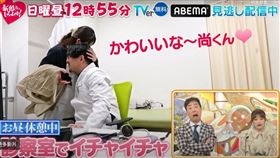 50歲醫生女嫩妻趁工作午休在診間調情。（圖／翻攝自YouTube）