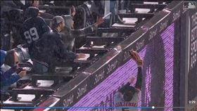 ▲威爾斯（Austin Wells）飛球擊中全壘打牆上緣彈回場內。（圖／翻攝自MLB官網）