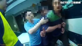 新北金山街頭發生鬥毆濺血，李男借車遭拒持石塊毆打對方遭法辦。（圖／翻攝畫面）