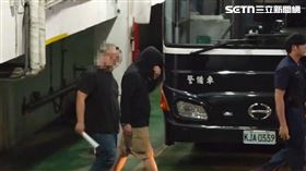 國安會秘書長吳釗燮前助理何仁傑（黑衣帽T者），涉共諜案遭收押禁見。（圖／三立新聞網）