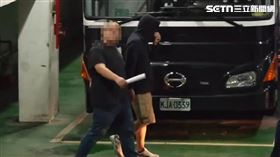 國安會秘書長吳釗燮前助理何仁傑（黑衣帽T者），涉共諜案遭收押禁見。（圖／三立新聞網）