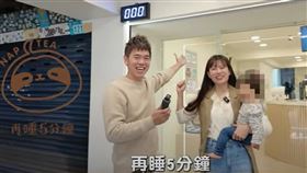 YTR「彼得爸與蘇珊媽」加盟飲料店遭砸，監視器拍下黑衣男破壞外牆。（圖／翻攝畫面）