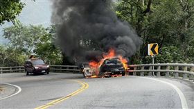 宜蘭台九丁線19公里今天（12日）上午8時許發生一起火燒車事件，一輛自小客車行經該路段時，車頭引擎突然起火，警消人員獲報到場搶救撲滅火勢，但起火車輛已全毀僅剩骨架，所幸駕駛和乘客皆自行逃出車外，詳細起火原因仍待釐清。