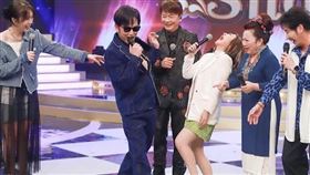 陽帆（中）無厘頭踩穿王彩樺（右）高跟鞋，突然腳抽筋。（圖／民視提供）