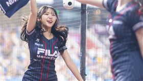 ▲廉世彬獻出中職應援處女秀。（圖／樂天桃猿球團提供） 