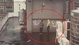 來台觀光的2名日本籍男子，闖入東區某大樓樓頂噴漆塗鴉遭逮。（圖／翻攝畫面）