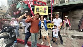 ▲罷免吳思瑤團召集人賴苡任偕同汪志冰12日在台北天母士東市場催二階連署書。（圖／罷團「地動刪瑤」提供） 