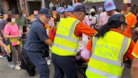 輪椅嬤無法躦轎腳⋯烏日警見狀1招神救援