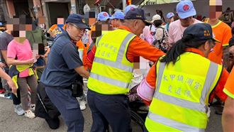 輪椅嬤無法躦轎腳⋯烏日警見狀1招神救援