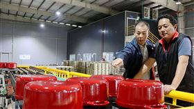 越南台商羅世良談對等關稅美國對等關稅政策反覆多變，越南台商羅世良（右）說，心情像洗三溫暖。他表示，公司未來將加強開發中階、平價的市場，減少對美國市場的依賴。中央社記者陳家倫北寧攝  114年4月12日