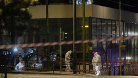 希臘鐵路公司雅典辦公室外11日發生炸彈爆炸事件。（圖／美聯社／達志影像）