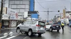 短短2小時⋯彰化3車「衝上庇護島」卡死