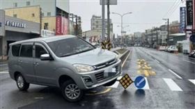 短短2小時⋯彰化3車「衝上庇護島」卡死