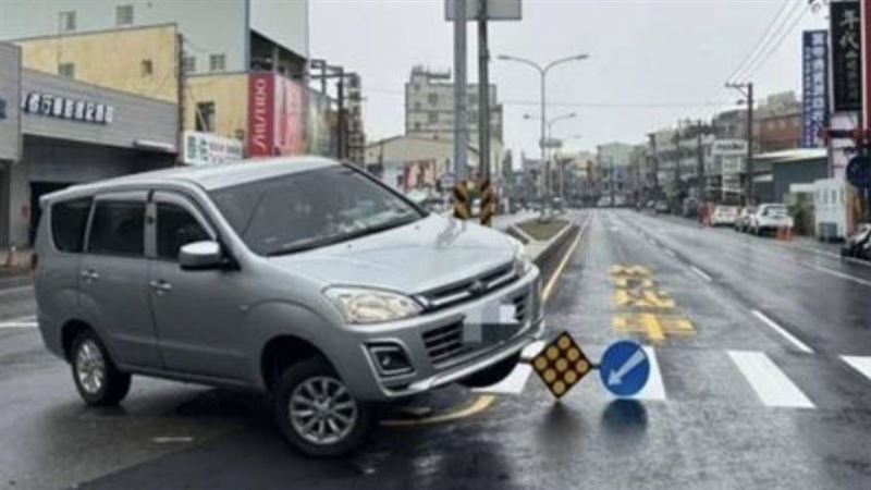短短2小時⋯彰化3車「衝上庇護島」卡死