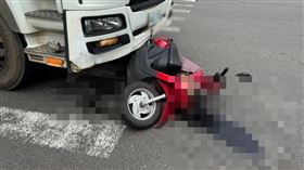桃園今天上午發生車禍事故，混泥土預拌車追撞輾壓前方機車騎士。（圖／翻攝畫面）