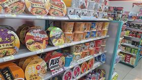 餐廳食品廠紛推杯麵搶130億市場大餅台灣泡麵市場年產值約新台幣130億元，其中方便攜帶的杯麵市場，今年將迎來空前競爭，食品廠和餐廳都在泡麵市場競逐，掀起新戰局。圖為超商泡麵販售區。中央社記者何秀玲攝  114年4月12日