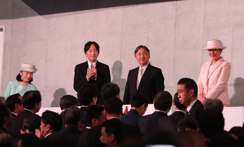 日皇德仁（右2）與皇后雅子（右1）、世博名譽總裁秋篠宮（左2）及秋篠宮妃紀子（左1）出席2025年世界博覽會開幕式