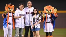 ▲郭俊麟（左二）擔任渡邊久信開球捕手。（圖／統一獅提供） 