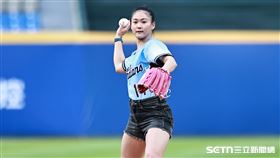 ▲中職36年例行賽，東京奧運空手道銅牌得主文姿云開球。（圖／記者劉彥池攝影） 