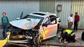 轎車直接變形，車上2人嚴重受困。（圖／翻攝畫面）