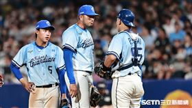 ▲中職36年例行賽，富邦悍將後援投手富藍戈被連續擊出安打，捕手戴培峰喊暫停。（圖／記者劉彥池攝影） 