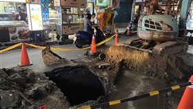 士林區晚間出現巨大天坑，讓不少行經民眾全看傻眼。（圖／翻攝畫面）