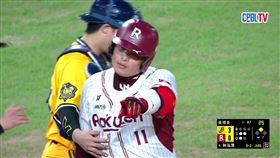 ▲樂天桃猿林泓育挨觸身球後，指向中信兄弟休息室。（圖／翻攝自CPBLTV）