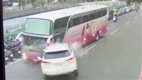 撞擊瞬間造成3人一度受困，畫面相當驚悚。（圖／翻攝畫面）