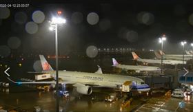 桃園機場「多航班延誤」，5班次轉降高雄。（圖／翻攝畫面）