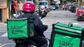 兩大外送平台併購  公平會禁止Uber Eats併購foodpanda台灣外送事業受到外界高度矚目，公平會委員會議26日做出決議，由於競爭疑慮大，將禁止結合。圖為台北市內湖區外送員機車放置Uber Eats外送箱，頭戴foodpanda安全帽。中央社記者王飛華攝  113年12月25日