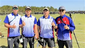 射箭世界盃台灣複合弓混雙鍍銀台灣複合弓好手陳界綸（左2）、黃逸柔（右2），12日在美國射箭世界盃混雙決賽，不幸遭到印度隊逆轉，但仍為台灣摘下1面銀牌。圖為賽前練習照片（中華民國射箭協會提供）中央社記者黎建忠傳真114年4月13日