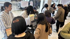 「台美聯罷工作站」志工在紐約曼哈頓東村著名茶飲店舉行快閃連署活動。中央社記者廖漢原紐約攝 114年4月13日