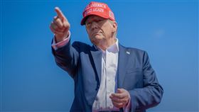 許美華在臉書發文寫下，《週末超級重磅》，川普大帝在強硬了10天之後，對半導體及所有電子產品，全面豁免關稅！（圖／翻攝自The White House）