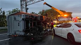 國道聯結車折甘蔗！3車閃不及撞上　釀6傷