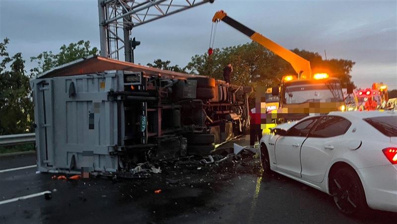 國道聯結車折甘蔗！3車閃不及撞上　釀6傷