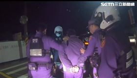 ▲新北蔡男騎車拒檢逃逸，還一路逆向闖紅燈，最後遭警方壓制逮捕。（圖／翻攝畫面）