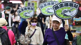 民進黨台北市黨部宣傳罷免（1）民進黨台北市黨部8日上午在濱江市場舉辦「行動連署站」活動，參與志工拿著「民主連署站」手舉牌在市場內宣傳。中央社記者翁睿坤攝  114年4月8日