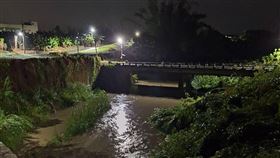 台南凌晨大雷雨  市府啟動緊急應變措施中央氣象署13日凌晨發布大雷雨訊息，台南市列為警戒區，大雷雨持續時間約2小時30分。台南市政府啟動緊急應變措施，經監測未發現積淹水等災情。（台南市政府提供）中央社記者楊思瑞台南傳真  114年4月13日