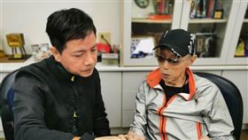 陳凱倫（左）弔唁葉天健（圖／翻攝臉書）