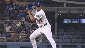 ▲道奇內野老將洛哈斯（Miguel Rojas）登板，模仿佐佐木朗希投球姿勢被炸裂。（圖／翻攝自FOX Sports: MLB X）