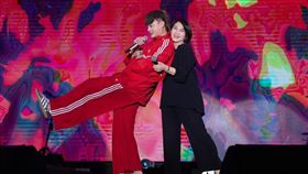 金曲歌王攜手血肉果汁機，並與屏東縣長周春米合唱（圖／屏東縣政府提供）