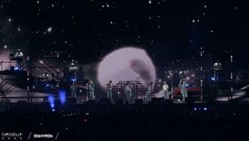 ▲演唱的樂團版《Moonstruck》時，滿月在銀幕上升起。（圖／翻攝自Coachella YT）