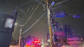 高雄岡山凌晨豪雨  高壓線路斷線1350戶受影響高雄市岡山區13日凌晨因豪雨造成高壓線路斷線，造成岡山區忠誠街、成功路、岡山路、維仁路等一帶停電，1350戶受影響。（高雄市消防局提供）中央社記者蔡孟妤傳真  114年4月13日