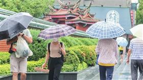 「通靈少女」劉柏君經過行天宮被撐傘阿姨比中指。（示意圖／CTWANT提供）