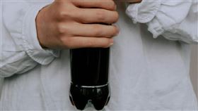 汽水瓶底設計採用花朵狀的造型，主要是避免運輸時因晃動導致瓶內氣體膨脹而爆裂。（示意圖／pexels）