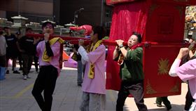 董至成（右三）加入抬轎（圖／民視提供）