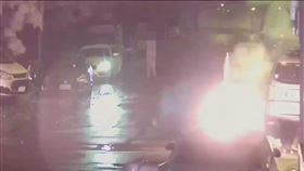 台北看守所外今天（13日）凌晨傳出爆炸巨響，不少附近居民及看守所內的收容人都被驚醒，一開始還誤認發生槍擊案，警方獲報前往察看，經調閱監視器，發現是有人在看守所停車場外施放高空煙火，結束一場虛驚，警方事後已將施放煙火的陳姓男子（27歲）依法送辦。